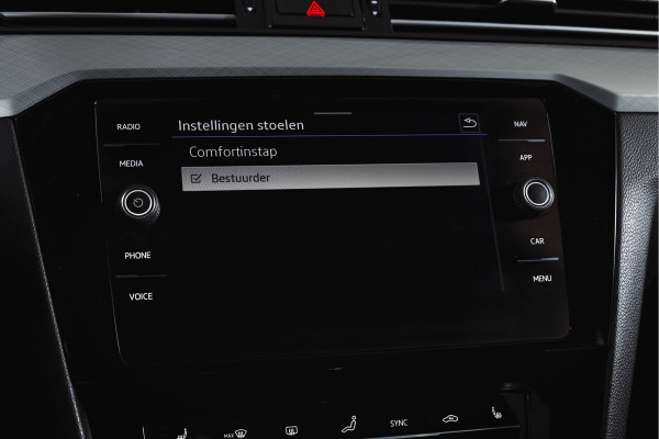 Volkswagen Passat Variant 1.4 TSI PHEV GTE Business Automaat | S/K-Panodak | Adapt. Cruise | Stoel-+Stuurverw. | PDC | 360 Camera | NAV + App. Connect | ECC | Elek. Trekhaak | Elek. Klep | LM 17" |