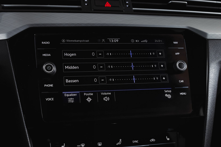 Volkswagen Passat Variant 1.4 TSI PHEV GTE Business Automaat | S/K-Panodak | Adapt. Cruise | Stoel-+Stuurverw. | PDC | 360 Camera | NAV + App. Connect | ECC | Elek. Trekhaak | Elek. Klep | LM 17" |