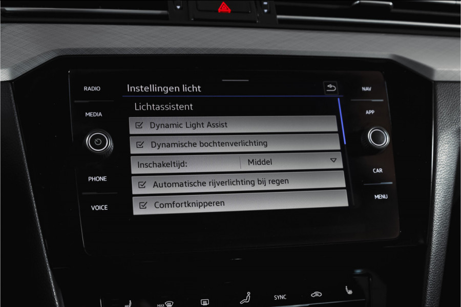 Volkswagen Passat Variant 1.4 TSI PHEV GTE Business Automaat | S/K-Panodak | Adapt. Cruise | Stoel-+Stuurverw. | PDC | 360 Camera | NAV + App. Connect | ECC | Elek. Trekhaak | Elek. Klep | LM 17" |