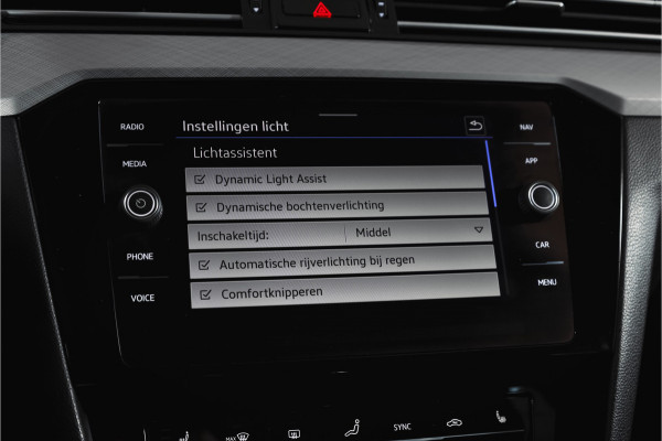 Volkswagen Passat Variant 1.4 TSI PHEV GTE Business Automaat | S/K-Panodak | Adapt. Cruise | Stoel-+Stuurverw. | PDC | 360 Camera | NAV + App. Connect | ECC | Elek. Trekhaak | Elek. Klep | LM 17" |