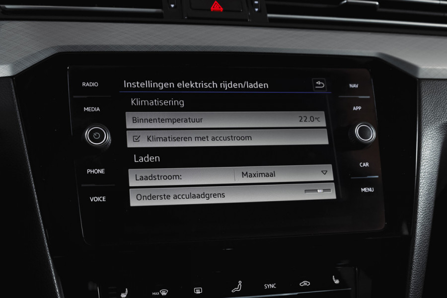 Volkswagen Passat Variant 1.4 TSI PHEV GTE Business Automaat | S/K-Panodak | Adapt. Cruise | Stoel-+Stuurverw. | PDC | 360 Camera | NAV + App. Connect | ECC | Elek. Trekhaak | Elek. Klep | LM 17" |