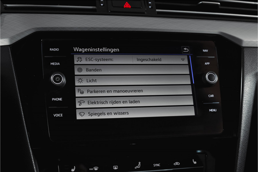 Volkswagen Passat Variant 1.4 TSI PHEV GTE Business Automaat | S/K-Panodak | Adapt. Cruise | Stoel-+Stuurverw. | PDC | 360 Camera | NAV + App. Connect | ECC | Elek. Trekhaak | Elek. Klep | LM 17" |