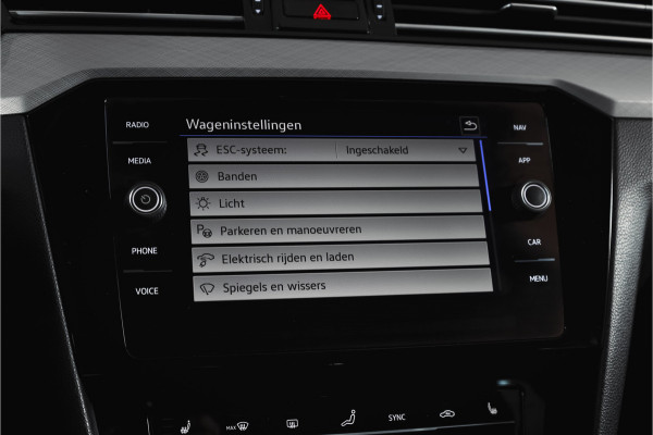 Volkswagen Passat Variant 1.4 TSI PHEV GTE Business Automaat | S/K-Panodak | Adapt. Cruise | Stoel-+Stuurverw. | PDC | 360 Camera | NAV + App. Connect | ECC | Elek. Trekhaak | Elek. Klep | LM 17" |