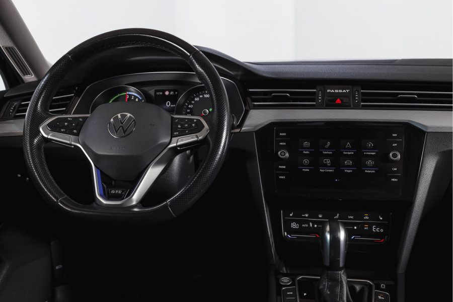 Volkswagen Passat Variant 1.4 TSI PHEV GTE Business Automaat | S/K-Panodak | Adapt. Cruise | Stoel-+Stuurverw. | PDC | 360 Camera | NAV + App. Connect | ECC | Elek. Trekhaak | Elek. Klep | LM 17" |