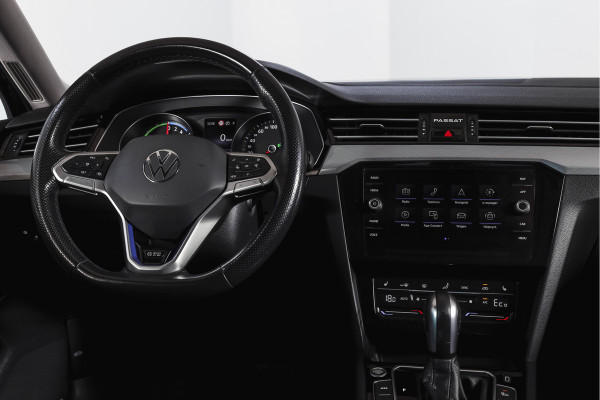 Volkswagen Passat Variant 1.4 TSI PHEV GTE Business Automaat | S/K-Panodak | Adapt. Cruise | Stoel-+Stuurverw. | PDC | 360 Camera | NAV + App. Connect | ECC | Elek. Trekhaak | Elek. Klep | LM 17" |