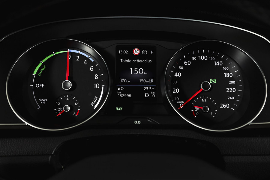 Volkswagen Passat Variant 1.4 TSI PHEV GTE Business Automaat | S/K-Panodak | Adapt. Cruise | Stoel-+Stuurverw. | PDC | 360 Camera | NAV + App. Connect | ECC | Elek. Trekhaak | Elek. Klep | LM 17" |
