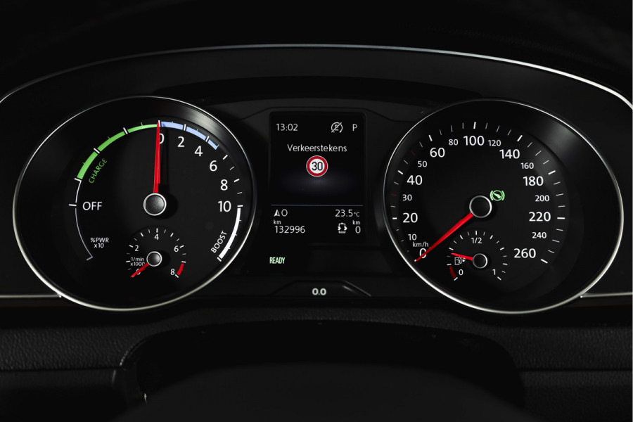 Volkswagen Passat Variant 1.4 TSI PHEV GTE Business Automaat | S/K-Panodak | Adapt. Cruise | Stoel-+Stuurverw. | PDC | 360 Camera | NAV + App. Connect | ECC | Elek. Trekhaak | Elek. Klep | LM 17" |
