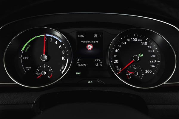 Volkswagen Passat Variant 1.4 TSI PHEV GTE Business Automaat | S/K-Panodak | Adapt. Cruise | Stoel-+Stuurverw. | PDC | 360 Camera | NAV + App. Connect | ECC | Elek. Trekhaak | Elek. Klep | LM 17" |