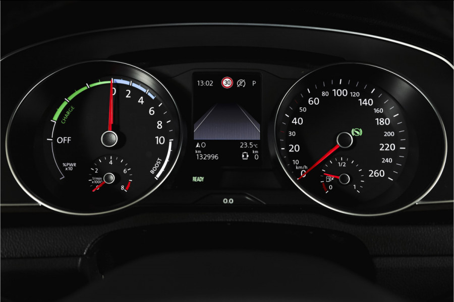 Volkswagen Passat Variant 1.4 TSI PHEV GTE Business Automaat | S/K-Panodak | Adapt. Cruise | Stoel-+Stuurverw. | PDC | 360 Camera | NAV + App. Connect | ECC | Elek. Trekhaak | Elek. Klep | LM 17" |