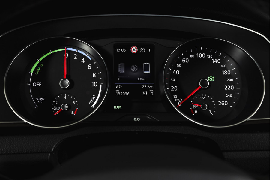Volkswagen Passat Variant 1.4 TSI PHEV GTE Business Automaat | S/K-Panodak | Adapt. Cruise | Stoel-+Stuurverw. | PDC | 360 Camera | NAV + App. Connect | ECC | Elek. Trekhaak | Elek. Klep | LM 17" |