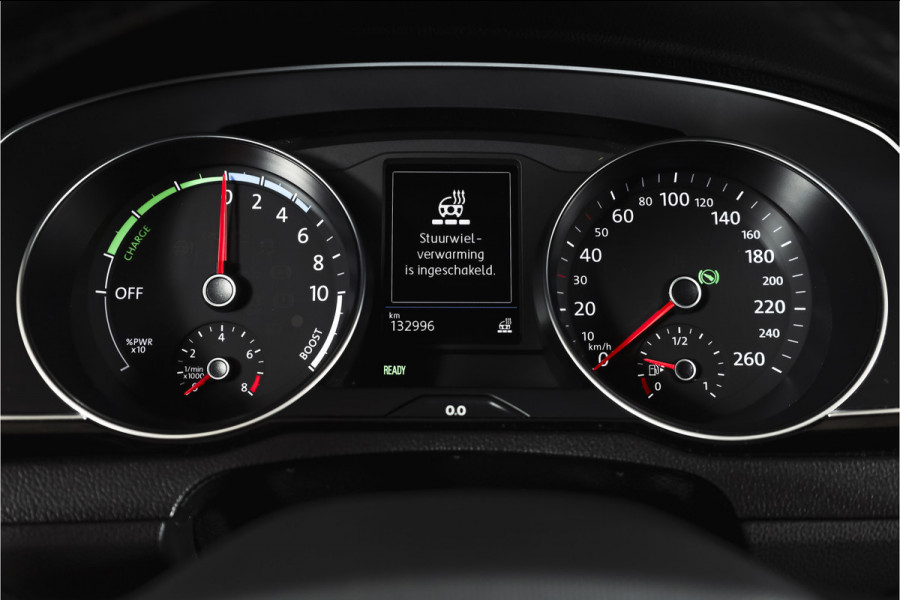 Volkswagen Passat Variant 1.4 TSI PHEV GTE Business Automaat | S/K-Panodak | Adapt. Cruise | Stoel-+Stuurverw. | PDC | 360 Camera | NAV + App. Connect | ECC | Elek. Trekhaak | Elek. Klep | LM 17" |