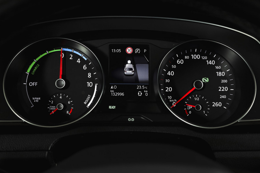 Volkswagen Passat Variant 1.4 TSI PHEV GTE Business Automaat | S/K-Panodak | Adapt. Cruise | Stoel-+Stuurverw. | PDC | 360 Camera | NAV + App. Connect | ECC | Elek. Trekhaak | Elek. Klep | LM 17" |