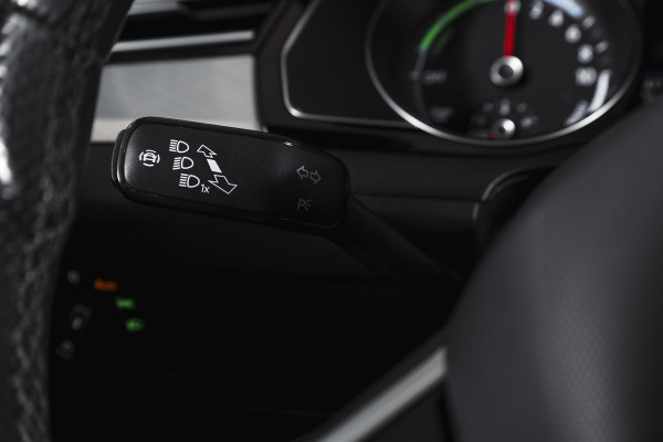 Volkswagen Passat Variant 1.4 TSI PHEV GTE Business Automaat | S/K-Panodak | Adapt. Cruise | Stoel-+Stuurverw. | PDC | 360 Camera | NAV + App. Connect | ECC | Elek. Trekhaak | Elek. Klep | LM 17" |