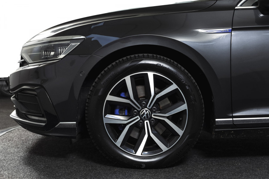 Volkswagen Passat Variant 1.4 TSI PHEV GTE Business Automaat | S/K-Panodak | Adapt. Cruise | Stoel-+Stuurverw. | PDC | 360 Camera | NAV + App. Connect | ECC | Elek. Trekhaak | Elek. Klep | LM 17" |