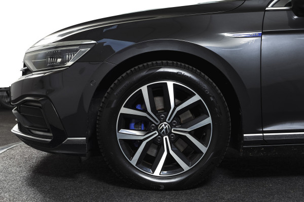Volkswagen Passat Variant 1.4 TSI PHEV GTE Business Automaat | S/K-Panodak | Adapt. Cruise | Stoel-+Stuurverw. | PDC | 360 Camera | NAV + App. Connect | ECC | Elek. Trekhaak | Elek. Klep | LM 17" |