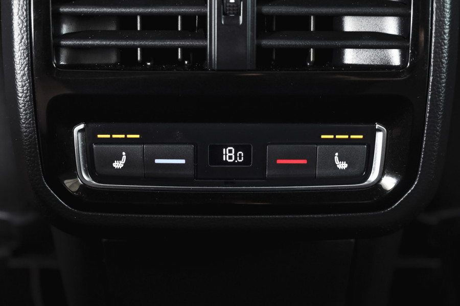 Volkswagen Passat Variant 1.4 TSI PHEV GTE Business Automaat | S/K-Panodak | Adapt. Cruise | Stoel-+Stuurverw. | PDC | 360 Camera | NAV + App. Connect | ECC | Elek. Trekhaak | Elek. Klep | LM 17" |