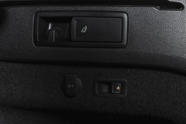Volkswagen Passat Variant 1.4 TSI PHEV GTE Business Automaat | S/K-Panodak | Adapt. Cruise | Stoel-+Stuurverw. | PDC | 360 Camera | NAV + App. Connect | ECC | Elek. Trekhaak | Elek. Klep | LM 17" |