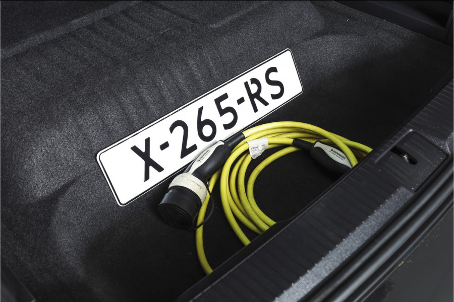Volkswagen Passat Variant 1.4 TSI PHEV GTE Business Automaat | S/K-Panodak | Adapt. Cruise | Stoel-+Stuurverw. | PDC | 360 Camera | NAV + App. Connect | ECC | Elek. Trekhaak | Elek. Klep | LM 17" |