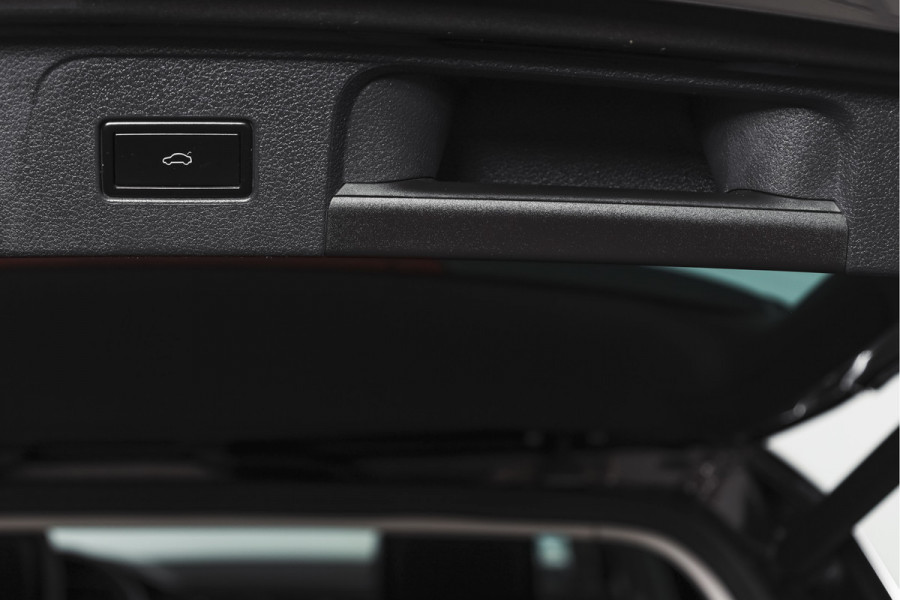 Volkswagen Passat Variant 1.4 TSI PHEV GTE Business Automaat | S/K-Panodak | Adapt. Cruise | Stoel-+Stuurverw. | PDC | 360 Camera | NAV + App. Connect | ECC | Elek. Trekhaak | Elek. Klep | LM 17" |
