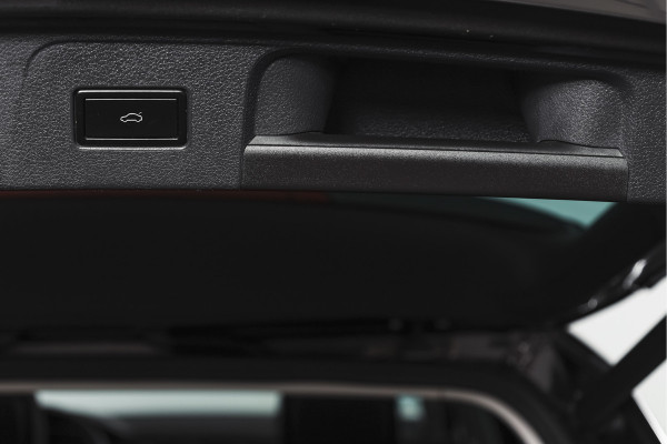 Volkswagen Passat Variant 1.4 TSI PHEV GTE Business Automaat | S/K-Panodak | Adapt. Cruise | Stoel-+Stuurverw. | PDC | 360 Camera | NAV + App. Connect | ECC | Elek. Trekhaak | Elek. Klep | LM 17" |