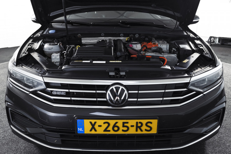 Volkswagen Passat Variant 1.4 TSI PHEV GTE Business Automaat | S/K-Panodak | Adapt. Cruise | Stoel-+Stuurverw. | PDC | 360 Camera | NAV + App. Connect | ECC | Elek. Trekhaak | Elek. Klep | LM 17" |