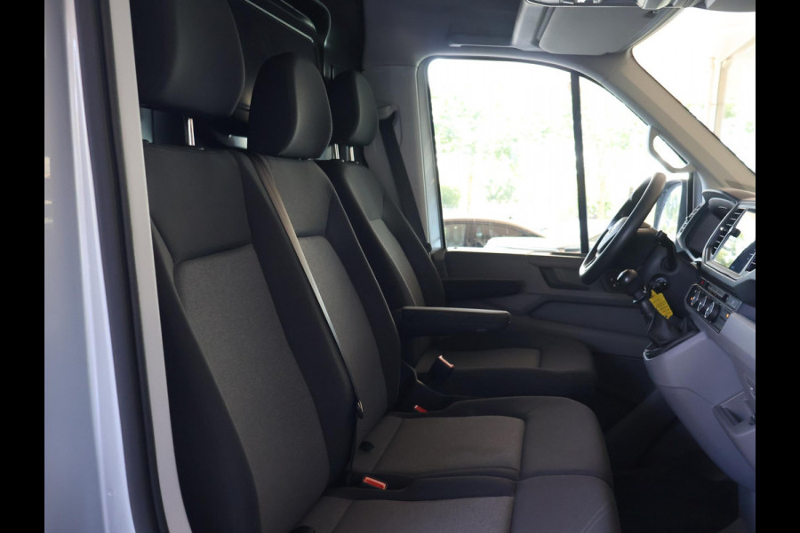 Volkswagen Crafter 35 2.0 TDI 140 PK L3H3 TWO-TONE + 3000 KG TREKHAAK | APPLE CARPLAY | CRUISE | SIDEBARS | NAVIGATIE
