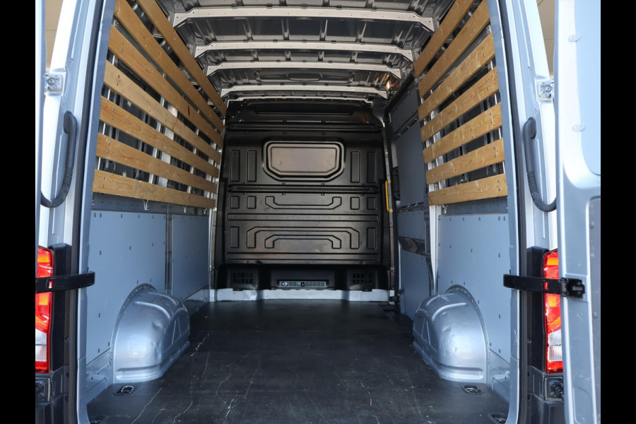 Volkswagen Crafter 35 2.0 TDI 140 PK L3H3 TWO-TONE + 3000 KG TREKHAAK | APPLE CARPLAY | CRUISE | SIDEBARS | NAVIGATIE