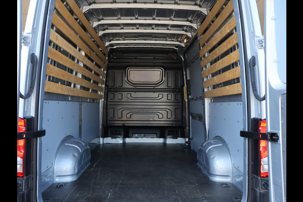 Volkswagen Crafter 35 2.0 TDI 140 PK L3H3 TWO-TONE + 3000 KG TREKHAAK | APPLE CARPLAY | CRUISE | SIDEBARS | NAVIGATIE