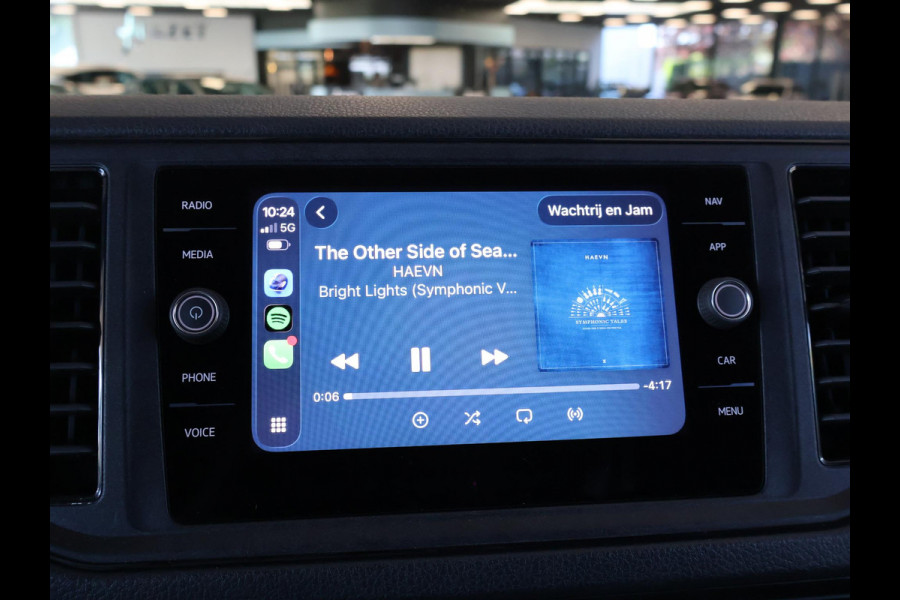 Volkswagen Crafter 35 2.0 TDI 140 PK L3H3 TWO-TONE + 3000 KG TREKHAAK | APPLE CARPLAY | CRUISE | SIDEBARS | NAVIGATIE
