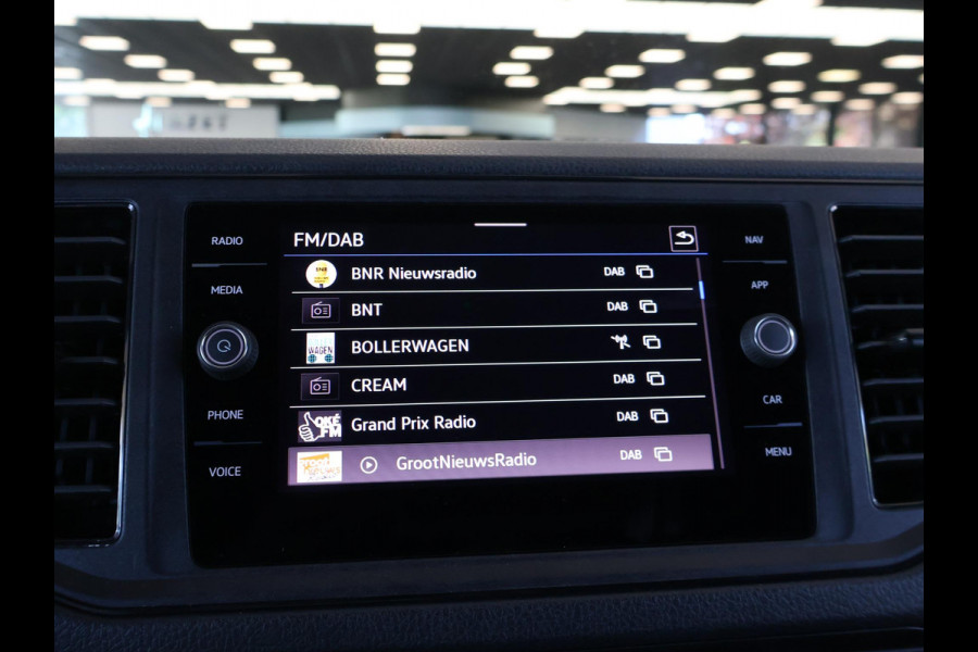 Volkswagen Crafter 35 2.0 TDI 140 PK L3H3 TWO-TONE + 3000 KG TREKHAAK | APPLE CARPLAY | CRUISE | SIDEBARS | NAVIGATIE