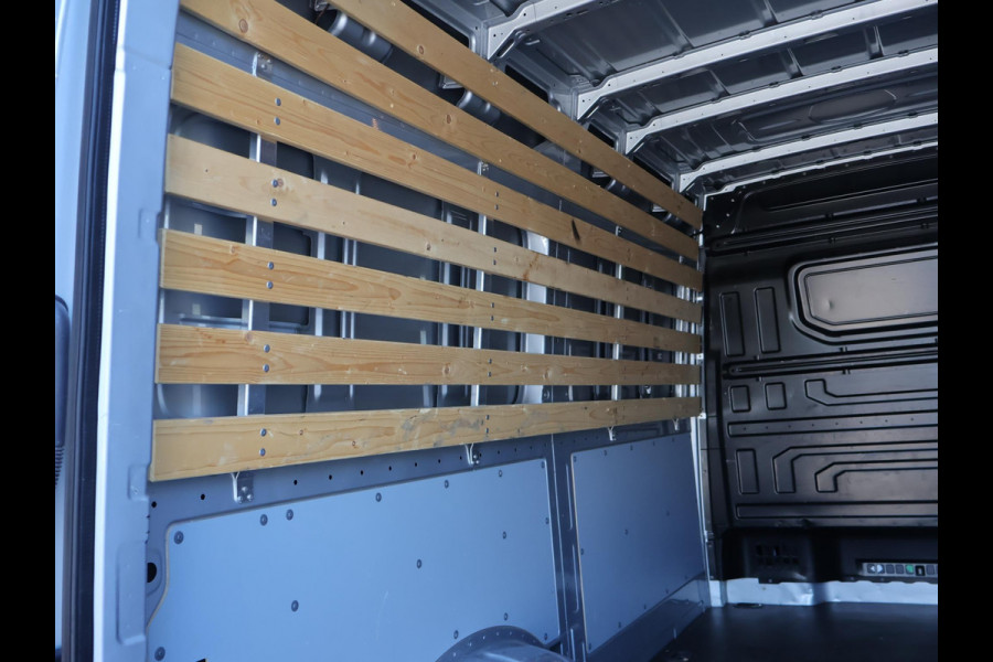 Volkswagen Crafter 35 2.0 TDI 140 PK L3H3 TWO-TONE + 3000 KG TREKHAAK | APPLE CARPLAY | CRUISE | SIDEBARS | NAVIGATIE