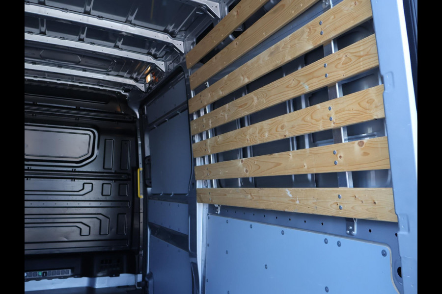 Volkswagen Crafter 35 2.0 TDI 140 PK L3H3 TWO-TONE + 3000 KG TREKHAAK | APPLE CARPLAY | CRUISE | SIDEBARS | NAVIGATIE