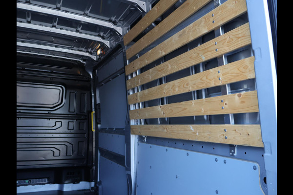 Volkswagen Crafter 35 2.0 TDI 140 PK L3H3 TWO-TONE + 3000 KG TREKHAAK | APPLE CARPLAY | CRUISE | SIDEBARS | NAVIGATIE