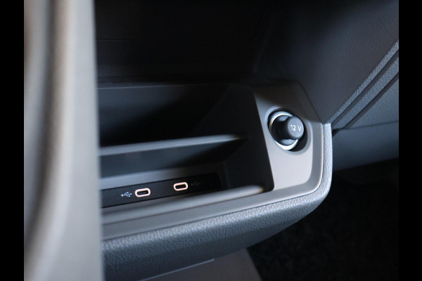 Volkswagen Crafter 35 2.0 TDI 140 PK L3H3 TWO-TONE + 3000 KG TREKHAAK | APPLE CARPLAY | CRUISE | SIDEBARS | NAVIGATIE