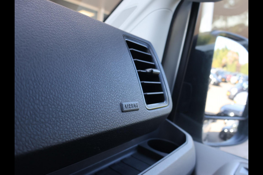 Volkswagen Crafter 35 2.0 TDI 140 PK L3H3 TWO-TONE + 3000 KG TREKHAAK | APPLE CARPLAY | CRUISE | SIDEBARS | NAVIGATIE