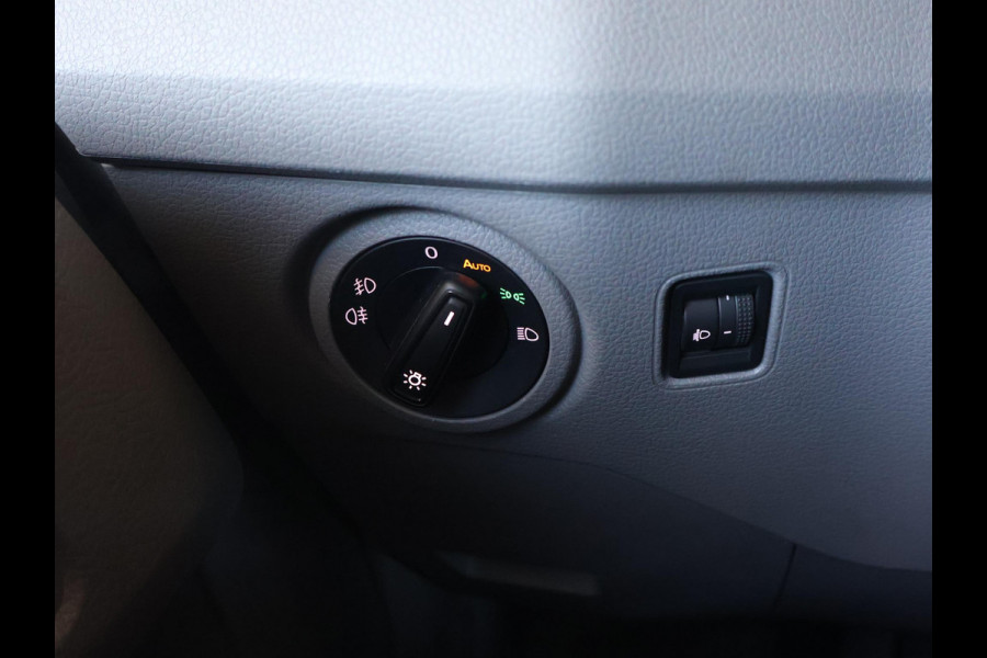 Volkswagen Crafter 35 2.0 TDI 140 PK L3H3 TWO-TONE + 3000 KG TREKHAAK | APPLE CARPLAY | CRUISE | SIDEBARS | NAVIGATIE