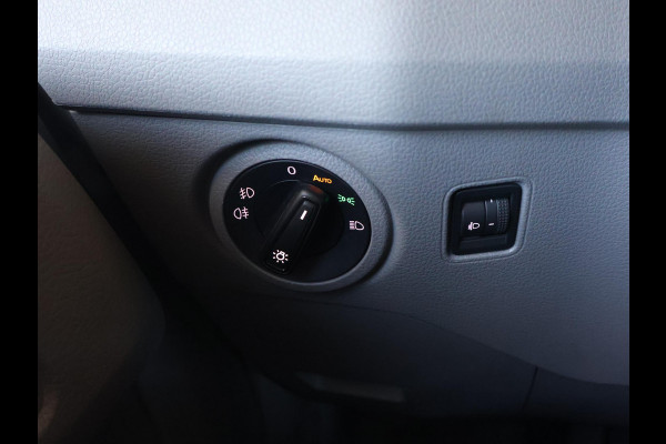 Volkswagen Crafter 35 2.0 TDI 140 PK L3H3 TWO-TONE + 3000 KG TREKHAAK | APPLE CARPLAY | CRUISE | SIDEBARS | NAVIGATIE