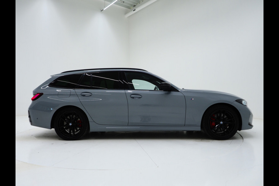 BMW 3 Serie Touring 320i M Sport Pro Brooklyn Grey | M Pro Stoelen | Panoramadak | Harman/Kardon | Carbon | Camera | Memory | Sfeerlicht