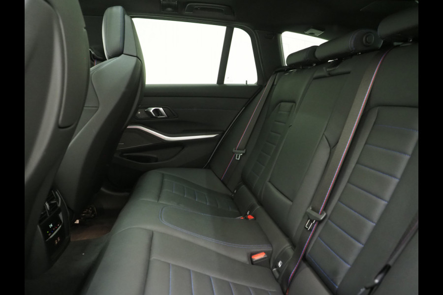 BMW 3 Serie Touring 320i M Sport Pro Brooklyn Grey | M Pro Stoelen | Panoramadak | Harman/Kardon | Carbon | Camera | Memory | Sfeerlicht