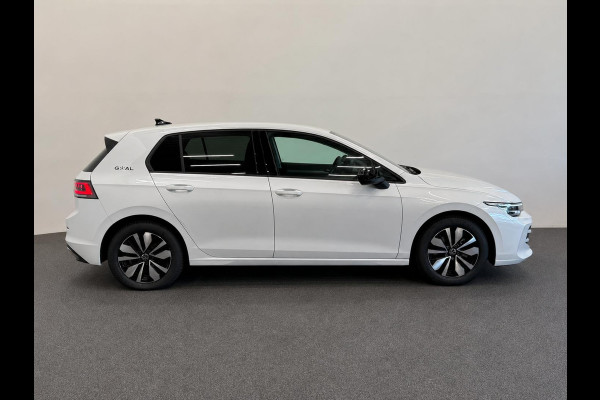 Volkswagen Golf 1.5 eTSI DSG7 Automaat Trekhaak Camera LED IQ Matrix Stoel en Stuurverwarming Adaptive Cruise Control Digitaal Display DAB Apple Carplay Android Auto Climate Control
