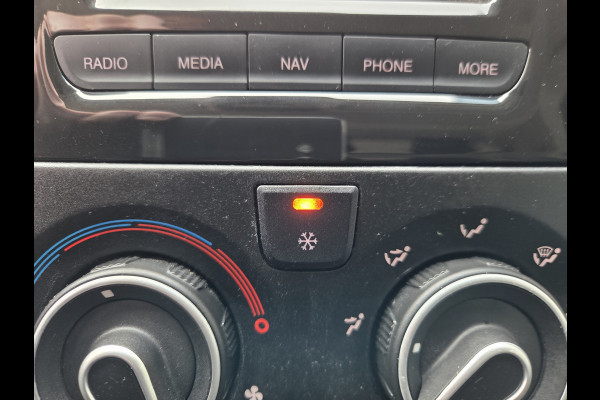 Renault Master / Peugeot Boxer 140 PK Lowliner Laadklep / Oprijklep Lage instap Airco Cruisecontrol