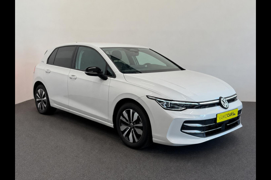 Volkswagen Golf 1.5 eTSI DSG7 Automaat Trekhaak Camera LED IQ Matrix Stoel en Stuurverwarming Adaptive Cruise Control Digitaal Display DAB Apple Carplay Android Auto Climate Control