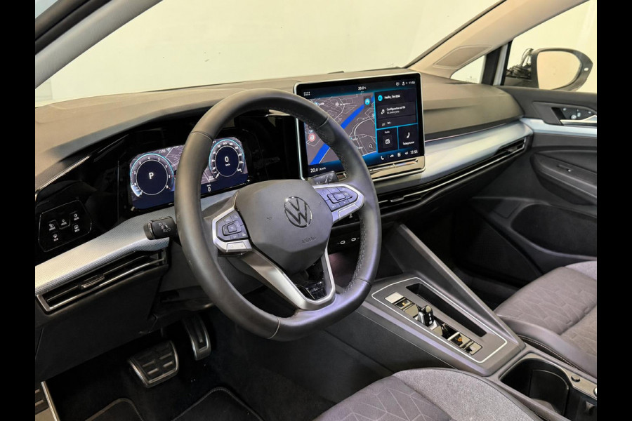 Volkswagen Golf 1.5 eTSI DSG7 Automaat Trekhaak Camera LED IQ Matrix Stoel en Stuurverwarming Adaptive Cruise Control Digitaal Display DAB Apple Carplay Android Auto Climate Control