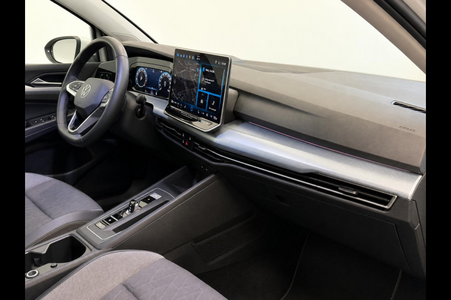 Volkswagen Golf 1.5 eTSI DSG7 Automaat Trekhaak Camera LED IQ Matrix Stoel en Stuurverwarming Adaptive Cruise Control Digitaal Display DAB Apple Carplay Android Auto Climate Control