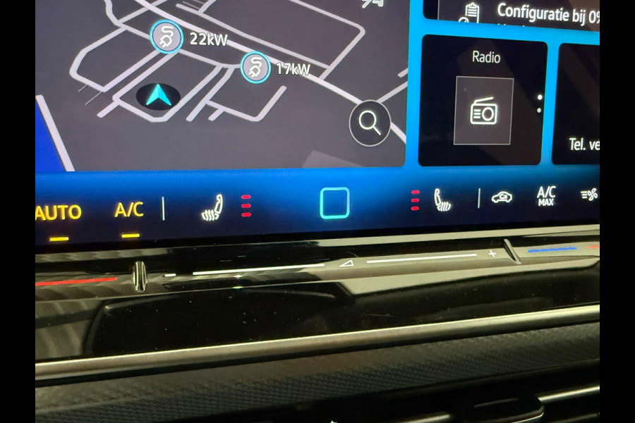 Volkswagen Golf 1.5 eTSI DSG7 Automaat Trekhaak Camera LED IQ Matrix Stoel en Stuurverwarming Adaptive Cruise Control Digitaal Display DAB Apple Carplay Android Auto Climate Control