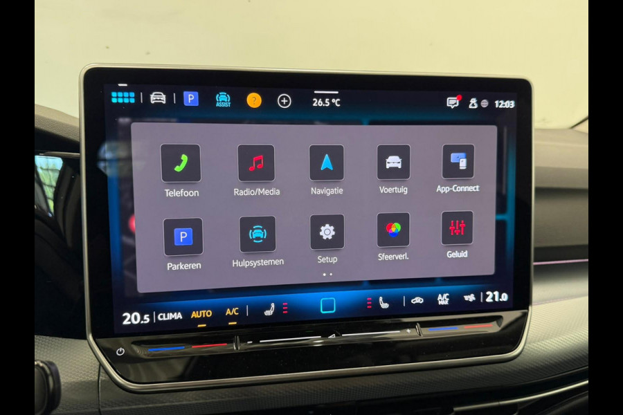 Volkswagen Golf 1.5 eTSI DSG7 Automaat Trekhaak Camera LED IQ Matrix Stoel en Stuurverwarming Adaptive Cruise Control Digitaal Display DAB Apple Carplay Android Auto Climate Control