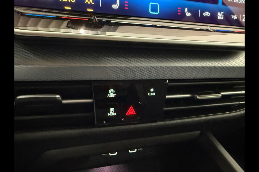 Volkswagen Golf 1.5 eTSI DSG7 Automaat Trekhaak Camera LED IQ Matrix Stoel en Stuurverwarming Adaptive Cruise Control Digitaal Display DAB Apple Carplay Android Auto Climate Control