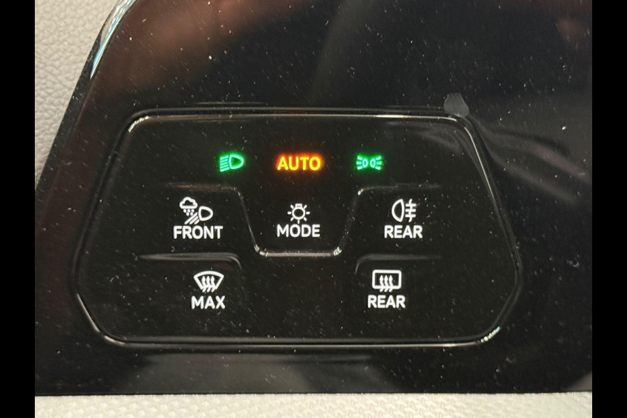 Volkswagen Golf 1.5 eTSI DSG7 Automaat Trekhaak Camera LED IQ Matrix Stoel en Stuurverwarming Adaptive Cruise Control Digitaal Display DAB Apple Carplay Android Auto Climate Control