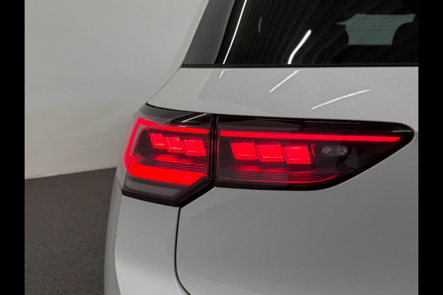 Volkswagen Golf 1.5 eTSI DSG7 Automaat Trekhaak Camera LED IQ Matrix Stoel en Stuurverwarming Adaptive Cruise Control Digitaal Display DAB Apple Carplay Android Auto Climate Control