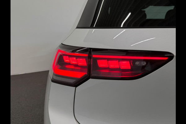 Volkswagen Golf 1.5 eTSI DSG7 Automaat Trekhaak Camera LED IQ Matrix Stoel en Stuurverwarming Adaptive Cruise Control Digitaal Display DAB Apple Carplay Android Auto Climate Control